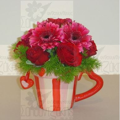 Σύνθεση κόκκινη σε κούπα 