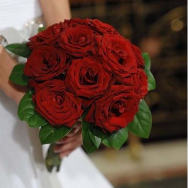 Νυφική Ανθοδέσμη με κόκκινα τριαντάφυλλα.