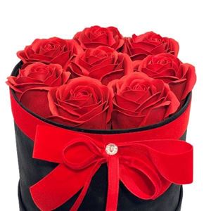 Picture of Arrangement in a Box with Eternal Roses No. 2651