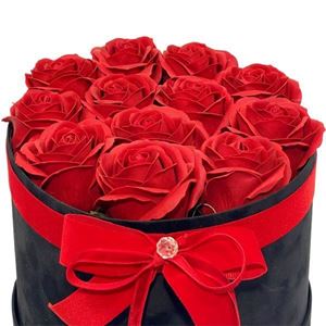 Picture of Arrangement in a Box with Eternal Roses No. 1546.